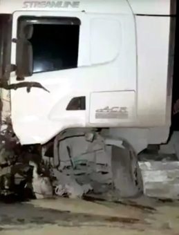 Hafriyat kamyonu ile otomobil kafa kafaya &ccedil;arpıştı: 1 kişi &ouml;ld&uuml;, 2 kişi yaralandı