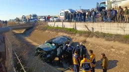 Hafriyat kamyonuyla &ccedil;arpışıp kanala u&ccedil;an otomobilin s&uuml;r&uuml;c&uuml;s&uuml; &ouml;ld&uuml;