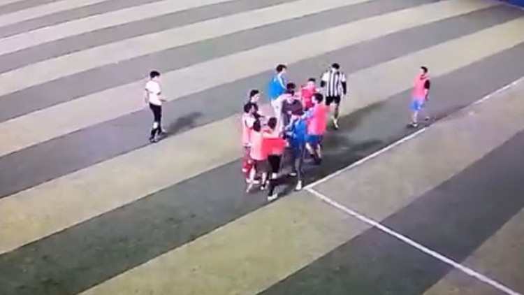 Halı sahayı boks ringine &ccedil;evirdiler: Ma&ccedil; sırasında &ccedil;ıkan kavga kamerada