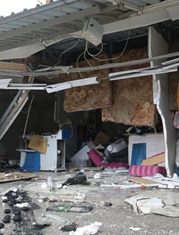 Hatay'da Akıl Almaz Kaza: Otomobil Prefabrik İş Yerlerinin İçinden Geçti