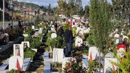 Hatay'daki deprem şehitliğinde h&uuml;z&uuml;nl&uuml; bayram ziyareti! 'Her sene &ouml;nceki seneden daha acı'