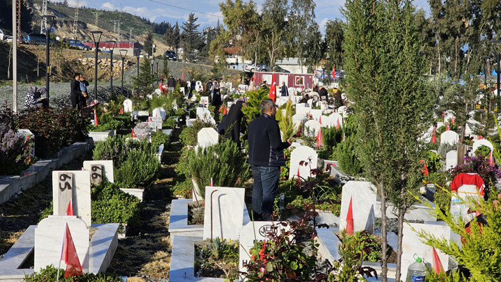 Hatay'daki deprem şehitliğinde h&uuml;z&uuml;nl&uuml; bayram ziyareti! 'Her sene &ouml;nceki seneden daha acı'