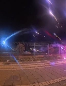 Havai Fi&scaron;eklerin Hedefi Arkadaşlar Oldu: Kayapınar'daki Olay Kamereya Yansıdı