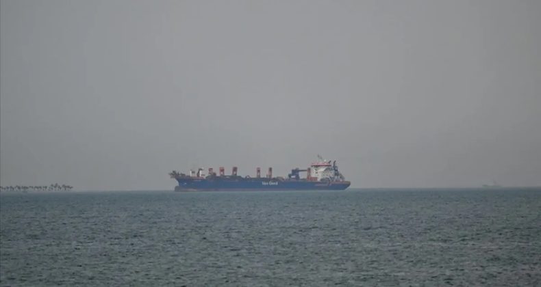 Hindistan tankeri H&uuml;rm&uuml;z Boğazı'ndan ge&ccedil;ti