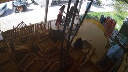 Hırsızlık yapmaması i&ccedil;in dil d&ouml;kt&uuml;: Kız arkadaşını da kandırıp geri d&ouml;nen &ccedil;ocuk kamerada! 'Beni seviyorsan bırak'