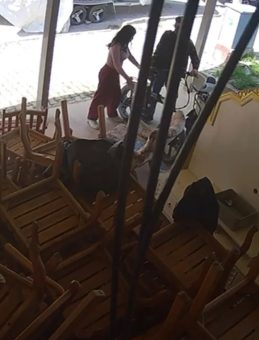 Hırsızlık yapmaması i&ccedil;in dil d&ouml;kt&uuml;: Kız arkadaşını da kandırıp geri d&ouml;nen &ccedil;ocuk kamerada! 'Beni seviyorsan bırak'