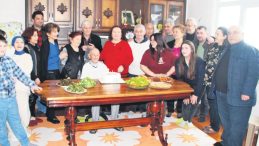 H&uuml;seyin dede 102 yaşına pasta keserek girdi