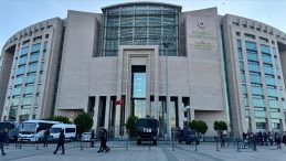 İBB Soruşturmasında G&ouml;zaltına Alınan Antalya B&uuml;y&uuml;kşehir Belediyesi Personeli Adliyeye Sevk Edildi