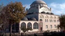 İBB'ye 7 yıl &ouml;nce yıktırılıp yapılmayan cami tepkisi