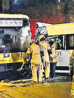 İETT otob&uuml;s&uuml; servis minib&uuml;s&uuml;yle &ccedil;arpıştı: 2 yaralı