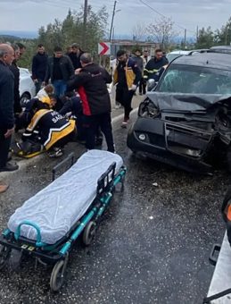 İki ara&ccedil; kavşakta &ccedil;arpıştı: 1 &ouml;l&uuml;, 3 yaralı