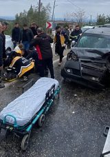İki ara&ccedil; kavşakta &ccedil;arpıştı: 1 &ouml;l&uuml;, 3 yaralı