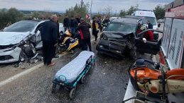 İki ara&ccedil; kavşakta &ccedil;arpıştı: 1 &ouml;l&uuml;, 3 yaralı