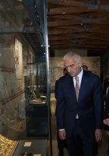 İki İznik &ccedil;inisi yıllar sonra yeniden T&uuml;rkiye'de: 57 paha bi&ccedil;ilmez eser aynı sergide buluştu