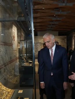 İki İznik &ccedil;inisi yıllar sonra yeniden T&uuml;rkiye'de: 57 paha bi&ccedil;ilmez eser aynı sergide buluştu