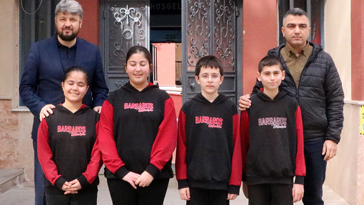 İlkokul &ouml;ğrencileri mahallelinin 150 bin liralık borcunu kapattı