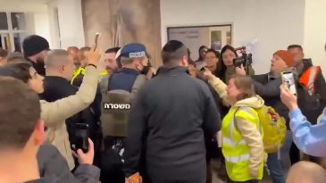 İran'ın Vurmuş Olduğu Kentte Siyonist Bakana Şok Tepki: "Defol Git, &Ouml;l&uuml;mlerin Sorumlusu Sensin!"