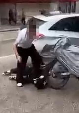 Isparta&rsquo;da akran zorbalığı: Yere yatırıp ayağıyla y&uuml;z&uuml;ne bastı!