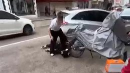 Isparta&rsquo;da akran zorbalığı: Yere yatırıp ayağıyla y&uuml;z&uuml;ne bastı!