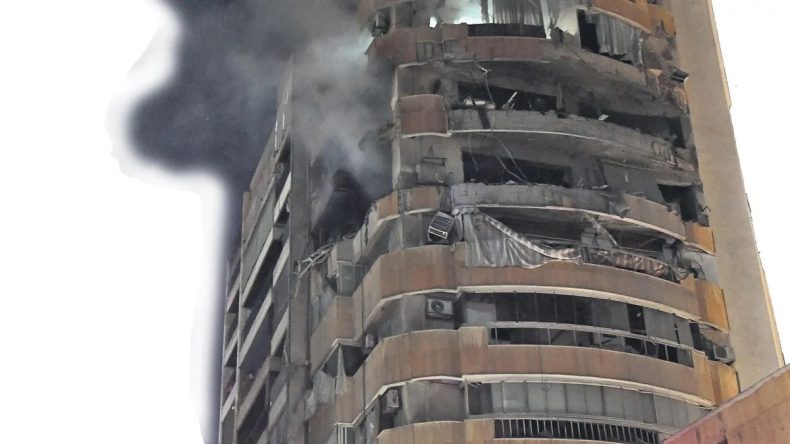 İsrail Ordusu Başkent Beyrut'ta Binaları Vuruyor