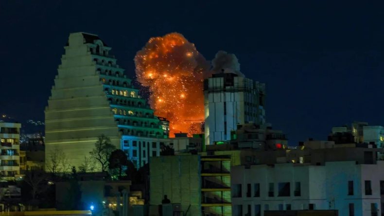 İsrail&rsquo;den Tahran&rsquo;da Devrim Muhafızları&rsquo;na ait kompleksi vurduğu iddiası