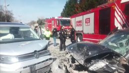 İstanbul – Arnavutk&ouml;y&rsquo;de otomobille ticari ara&ccedil; kafa kafaya &ccedil;arpıştı: 1'i ağır 3 yaralı