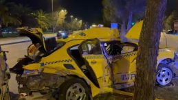 İstanbul Kartal'da Makas Ter&ouml;r&uuml;: Aynı Y&ouml;nde Seyreden Taksiye &Ccedil;arpma Sonucu 3 Yaralı