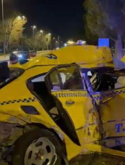 İstanbul Kartal'da Makas Ter&ouml;r&uuml;: Aynı Y&ouml;nde Seyreden Taksiye &Ccedil;arpma Sonucu 3 Yaralı