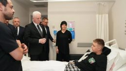 İstanbul Valisi Davut G&uuml;l &Ccedil;ekmek&ouml;y'deki Lisede Bı&ccedil;aklanan &Ouml;ğrenciyi Ziyaret Etti