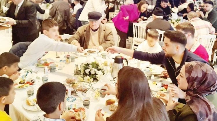 İstanbul Valisi G&uuml;l Dar&uuml;laceze&rsquo;de… Biz &uuml;lke olarak b&uuml;y&uuml;k bir aileyiz