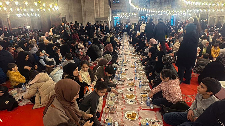 İstanbul'da çocuk iftarı programı düzenlendi
