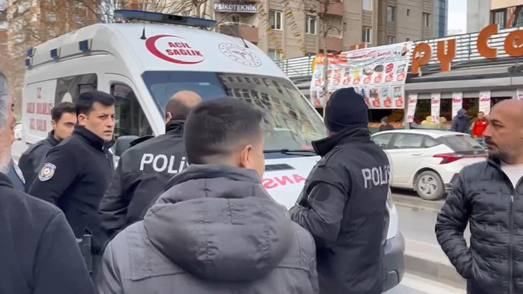 İstanbul'da &ccedil;&ouml;p kamyonunun &ccedil;arptığı kadın hayatını kaybetti