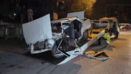 İstanbul'da feci kaza: S&uuml;ratle duvara &ccedil;arptı, hayatını kaybetti