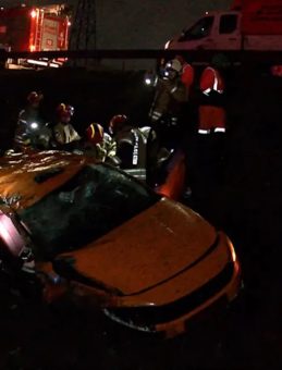 İstanbul'da korkun&ccedil; kaza! Taksi su kanalına u&ccedil;tu: 3 &ouml;l&uuml;, 1 yaralı