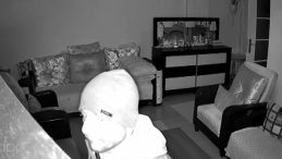 İstanbul'da şaşkına &ccedil;eviren olay! Ev sahibi kamera &uuml;zerinden bağırıp uzaklaştırdı