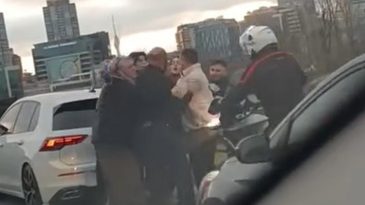 İstanbul'da S&uuml;r&uuml;c&uuml;lerin Tekmeli Yumruklu Kavgası