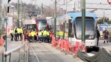 İstanbul'da tramvay raydan &ccedil;ıktı