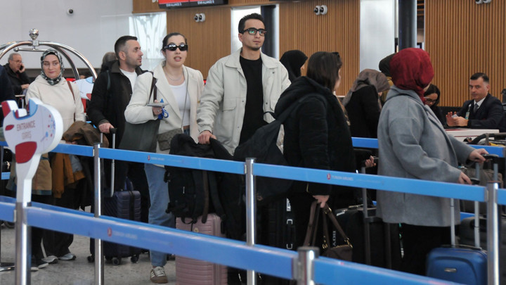 İstanbul'daki iki havalimanında bayram yoğunluğu: 2 bin 281 u&ccedil;uş ger&ccedil;ekleşecek