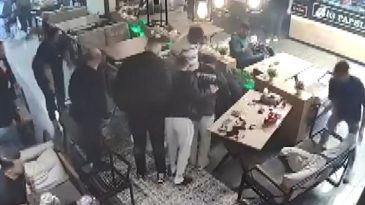 İstanbul'daki kafede dikkat &ccedil;ekici olay: Televizyondan izlerken bayıldı