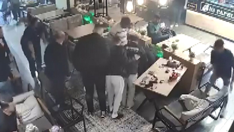 İstanbul'daki kafede dikkat &ccedil;ekici olay: Televizyondan izlerken bayıldı