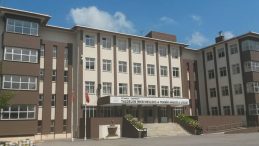 İstanbul'daki lisede &ouml;ğrenci dehşeti: 2 &ouml;ğretmeni ve 1 &ouml;ğrenciyi bı&ccedil;akladı