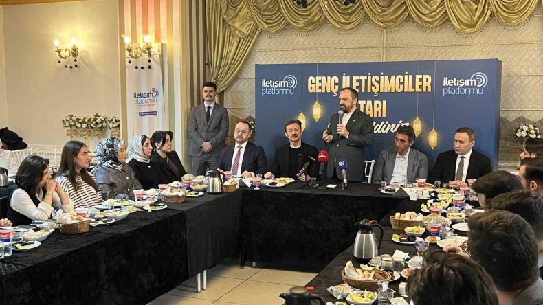 İstanbul&rsquo;da İletişim Fak&uuml;ltesi &ouml;ğrencileri AK Parti&rsquo;nin d&uuml;zenlediği iftarda buluştu