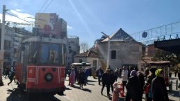 İstanbul&rsquo;da yalancı bahar &ccedil;i&ccedil;ek a&ccedil;tırdı! G&uuml;neşli havada dondurucu soğuk etkili oldu