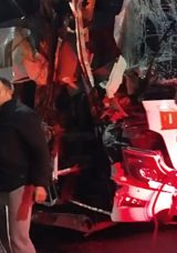 İstanbul&rsquo;da Yolcu Otob&uuml;s&uuml; Tıra Arkadan &Ccedil;arptı: 10 Kişi Yaralandı