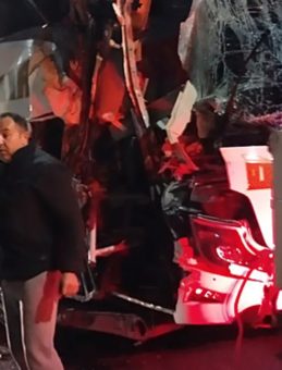 İstanbul&rsquo;da Yolcu Otob&uuml;s&uuml; Tıra Arkadan &Ccedil;arptı: 10 Kişi Yaralandı