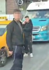 İzmir'de bı&ccedil;aklar &ccedil;ekildi, tehditler edildi&hellip; Minib&uuml;ste taciz gerilimi anbean kameraya yansıdı!