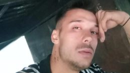 İzmir'de dehşet anları: &Ouml;n&uuml;n&uuml; kesip kalbinden bı&ccedil;akladılar! Gen&ccedil; m&uuml;zisyen hayatını kaybetti&hellip;