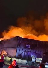 İzmir'de Korkutan Yangın: Mobilya Fabrikası Alevlere Teslim Oldu!