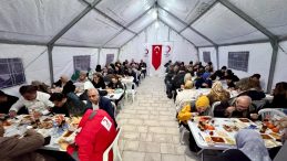 İzmir&rsquo;de dayanışma sofrası: Her g&uuml;n binlerce kişiye iftar