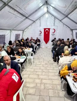 İzmir&rsquo;de dayanışma sofrası: Her g&uuml;n binlerce kişiye iftar